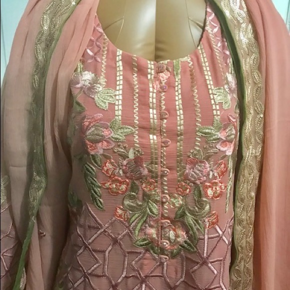 Pink georgette with gold work - Picture 2 of 2